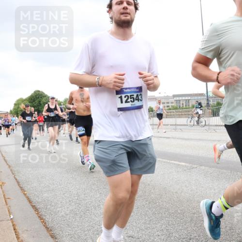 29.06.2025 - hella hamburg halbmarathon Lena Gebhardt http://msf.ph/oto/8313808 29.06.2025 10:56:40 Lombardsbrücke 4773, 6034, 12543, 1047, 1047, 1113, 1207, 2143, 2307, 2887, 2915, 2932, 2991, 3257, 3348, 3387, 3418, 3438, 3516, 3517, 3520, 3614, 3675, 3676, 3953, 3987, 4083, 4094, 4118, 4773, 5237, 5438, 5589, 5693, 5757, 5911, 5944, 6284, 6348, 6349, 6690, 7025, 7028, 7090, 7307, 7381, 7416, 7417, 7711, 8108, 8150, 8197, 8517, 8606, 8766, 8939, 8943, 9172, 9210, 9383, 9606, 9910, 9948, 9953, 10555, 10569, 10571, 10740, 10784 meine-sportfotos.de