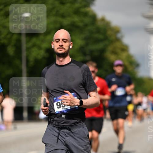 29.06.2025 - hella hamburg halbmarathon Dr. Thomas Lammeyer http://msf.ph/oto/8313854 29.06.2025 10:17:10 Kennedybrücke 1007, 1328, 1859, 2961, 3218, 3729, 4187, 4554, 4950, 5597, 5598, 6026, 7346, 8115, 8279, 8913, 9128, 9527, 10581 meine-sportfotos.de