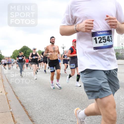 29.06.2025 - hella hamburg halbmarathon Lena Gebhardt http://msf.ph/oto/8313864 29.06.2025 10:56:41 Lombardsbrücke 7307, 16034, 8108, 12543, 1047, 1113, 1207, 2143, 2307, 2887, 2915, 2932, 2991, 3257, 3348, 3387, 3418, 3438, 3516, 3517, 3520, 3614, 3675, 3676, 3953, 3987, 4083, 4094, 4118, 4773, 5237, 5438, 5589, 5693, 5757, 5911, 5944, 6284, 6348, 6349, 6690, 7025, 7028, 7090, 7307, 7381, 7416, 7417, 7711, 8108, 8150, 8197, 8517, 8606, 8766, 8939, 8943, 9172, 9210, 9383, 9910, 9948, 9953, 10555, 10569, 10571, 10740, 10784 meine-sportfotos.de