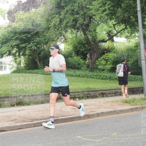 29.06.2025 - hella hamburg halbmarathon KatJ http://msf.ph/oto/8313872 29.06.2025 10:15:38 Zwischen KM18-KM19 1271 meine-sportfotos.de