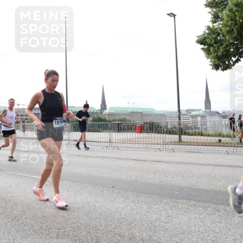 29.06.2025 - hella hamburg halbmarathon Lena Gebhardt http://msf.ph/oto/8313961 29.06.2025 10:22:12 Lombardsbrücke 17416, 1615, 202, 1003, 1158, 1187, 1191, 1250, 1294, 1419, 1598, 1958, 1963, 2009, 2022, 2063, 2172, 2315, 2351, 2353, 2514, 2529, 2744, 3050, 3108, 3172, 3457, 3458, 3606, 3768, 3910, 3946, 3995, 4046, 4113, 4114, 4131, 4289, 4366, 4556, 4559, 4829, 4970, 5079, 5641, 5838, 6030, 6048, 6049, 6303, 6307, 6347, 6475, 6676, 6805, 6820, 6881, 6977, 7075, 7097, 7162, 7672, 7794, 8431, 8511, 8715, 8855, 8860, 8884, 8954, 8959, 9002, 9062 meine-sportfotos.de