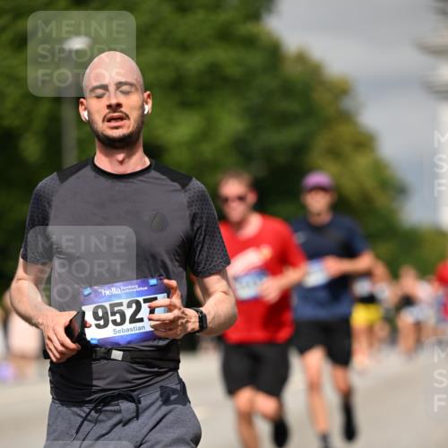 29.06.2025 - hella hamburg halbmarathon Dr. Thomas Lammeyer http://msf.ph/oto/8313977 29.06.2025 10:17:11 Kennedybrücke 1007, 1328, 1859, 2961, 3218, 3729, 4187, 4554, 4950, 5597, 5598, 6026, 7346, 8115, 8279, 8913, 9128, 9527, 10581 meine-sportfotos.de