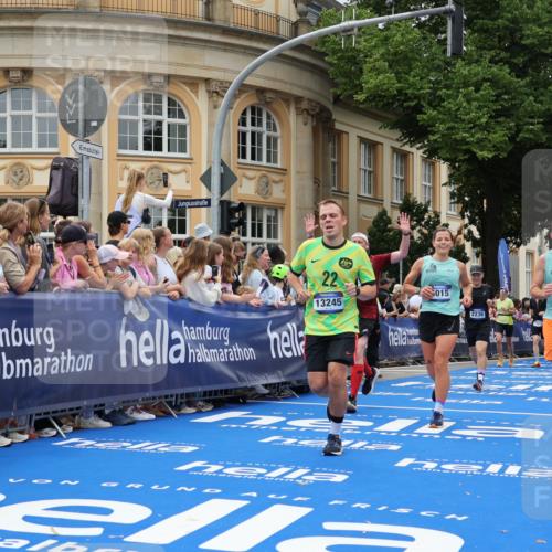 29.06.2025 - hella hamburg halbmarathon Strokosch-Dieckow http://msf.ph/oto/8313984 29.06.2025 10:57:32 Ziel 1239, 2236, 2606, 2652, 3435, 4502, 5015, 5134, 5457, 5458, 5728, 6281, 6302, 8393, 12144, 13245, 13394, 14571, 14951, 15217, 15220, 15695, 16093, 17758, 17769, 17814, 17828, 18388 meine-sportfotos.de