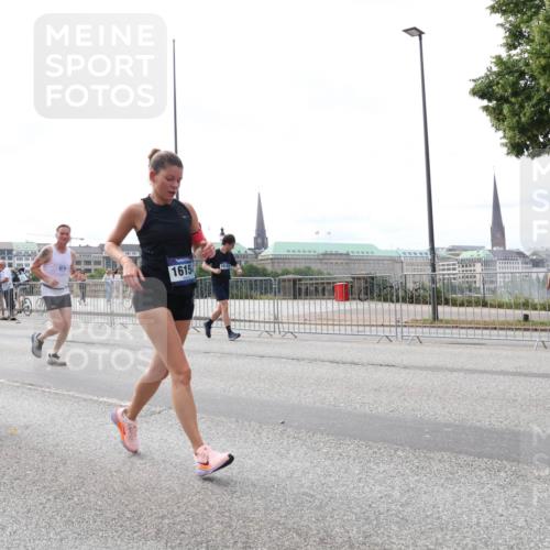 29.06.2025 - hella hamburg halbmarathon Lena Gebhardt http://msf.ph/oto/8313992 29.06.2025 10:22:12 Lombardsbrücke 920, 17416, 1615, 1003, 1158, 1187, 1191, 1250, 1294, 1419, 1598, 1958, 1963, 2009, 2022, 2063, 2172, 2315, 2351, 2353, 2514, 2529, 2744, 3050, 3108, 3172, 3457, 3458, 3606, 3768, 3910, 3946, 3995, 4046, 4113, 4114, 4131, 4289, 4366, 4556, 4559, 4829, 4970, 5079, 5641, 5838, 6030, 6048, 6049, 6303, 6307, 6347, 6475, 6676, 6805, 6820, 6881, 6977, 7075, 7097, 7162, 7672, 7794, 8431, 8511, 8715, 8855, 8860, 8884, 8954, 8959, 9002, 9062 meine-sportfotos.de