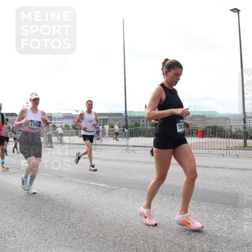 29.06.2025 - hella hamburg halbmarathon Lena Gebhardt http://msf.ph/oto/8314039 29.06.2025 10:22:12 Lombardsbrücke 61, 17944, 16920, 1615, 17416, 1003, 1158, 1187, 1191, 1250, 1294, 1419, 1598, 1958, 1963, 2009, 2022, 2063, 2172, 2315, 2351, 2353, 2514, 2529, 2744, 3050, 3108, 3172, 3457, 3458, 3606, 3768, 3910, 3946, 3995, 4046, 4113, 4114, 4131, 4289, 4366, 4556, 4559, 4829, 4970, 5079, 5641, 5838, 6030, 6048, 6049, 6303, 6307, 6347, 6475, 6676, 6805, 6820, 6881, 6977, 7075, 7097, 7162, 7672, 7794, 8431, 8511, 8715, 8855, 8860, 8884, 8954, 8959, 9002, 9062 meine-sportfotos.de