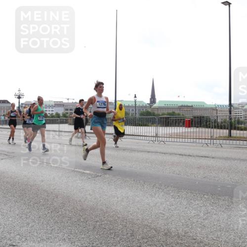 29.06.2025 - hella hamburg halbmarathon Lena Gebhardt http://msf.ph/oto/8314087 29.06.2025 10:37:23 Lombardsbrücke 14915, 6831, 5146, 1276, 1022, 1276, 1337, 1339, 1488, 1490, 1597, 1819, 2016, 2031, 2072, 2104, 2199, 2272, 2480, 2486, 2640, 3127, 3165, 3633, 3714, 4097, 4347, 4733, 5146, 5171, 5186, 5224, 5538, 5560, 5640, 5786, 5790, 5875, 5940, 6172, 6584, 6804, 6821, 6955, 7085, 7124, 7202, 7235, 7544, 7707, 7777, 7823, 8007, 8257, 8258, 8315, 8758, 8811, 8843, 9054, 9055, 9524, 10506, 12123, 12472, 12824, 16680, 17798 meine-sportfotos.de