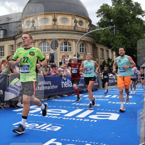 29.06.2025 - hella hamburg halbmarathon Strokosch-Dieckow http://msf.ph/oto/8314103 29.06.2025 10:57:33 Ziel 1239, 2236, 2606, 2652, 3435, 4502, 5015, 5134, 5457, 5458, 5728, 6281, 6302, 8393, 12144, 12774, 13245, 13523, 14571, 14951, 15217, 15220, 15695, 16093, 17758, 17769, 17814, 18388 meine-sportfotos.de