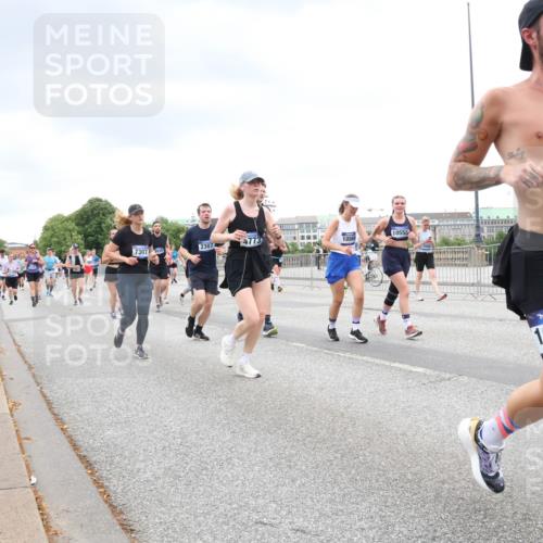29.06.2025 - hella hamburg halbmarathon Lena Gebhardt http://msf.ph/oto/8314125 29.06.2025 10:56:42 Lombardsbrücke 2307, 4773, 10555, 10569, 7307, 16034, 810, 1047, 1113, 1207, 2143, 2307, 2887, 2915, 2932, 2991, 3257, 3348, 3387, 3418, 3438, 3516, 3517, 3520, 3614, 3675, 3676, 3953, 3987, 4083, 4094, 4118, 4773, 5237, 5438, 5589, 5693, 5757, 5911, 5944, 6284, 6348, 6349, 6690, 7090, 7307, 7381, 7416, 7417, 7711, 8108, 8150, 8197, 8517, 8606, 8766, 8939, 8943, 9172, 9210, 9383, 9910, 9948, 9953, 10555, 10569, 10571, 10740, 10784 meine-sportfotos.de
