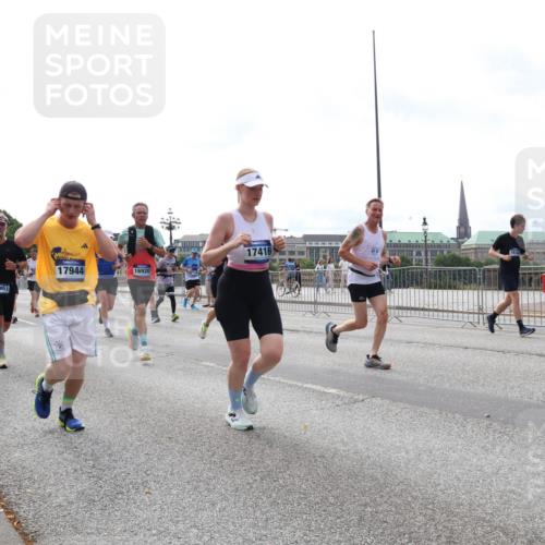29.06.2025 - hella hamburg halbmarathon Lena Gebhardt http://msf.ph/oto/8314157 29.06.2025 10:22:13 Lombardsbrücke 3768, 18661, 17944, 16920, 17416, 1003, 1158, 1187, 1191, 1250, 1294, 1419, 1598, 1958, 1963, 2009, 2022, 2063, 2172, 2315, 2351, 2353, 2514, 2529, 2744, 3050, 3108, 3172, 3457, 3458, 3511, 3606, 3768, 3910, 3946, 3995, 4046, 4113, 4114, 4131, 4289, 4366, 4556, 4559, 4829, 4969, 4970, 5079, 5641, 5838, 6030, 6048, 6049, 6303, 6307, 6347, 6475, 6676, 6805, 6820, 6826, 6881, 6977, 7075, 7097, 7162, 7672, 7794, 8431, 8511, 8715, 8855, 8860, 8884, 8954, 8959, 9002, 9062 meine-sportfotos.de