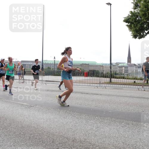 29.06.2025 - hella hamburg halbmarathon Lena Gebhardt http://msf.ph/oto/8314160 29.06.2025 10:37:23 Lombardsbrücke 45004, 594, 5146, 1276, 1022, 1276, 1337, 1339, 1488, 1490, 1597, 1819, 2016, 2031, 2072, 2104, 2199, 2272, 2480, 2486, 2640, 3127, 3165, 3633, 3714, 4097, 4347, 4733, 5146, 5171, 5186, 5224, 5538, 5560, 5640, 5786, 5790, 5875, 5940, 6172, 6584, 6804, 6821, 6955, 7085, 7124, 7202, 7235, 7544, 7707, 7777, 7823, 8007, 8257, 8258, 8315, 8758, 8811, 8843, 9054, 9055, 9524, 10506, 12123, 12472, 12824, 16680, 17798 meine-sportfotos.de