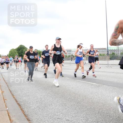 29.06.2025 - hella hamburg halbmarathon Lena Gebhardt http://msf.ph/oto/8314164 29.06.2025 10:56:42 Lombardsbrücke 7307, 2307, 4773, 10569, 10555, 16034, 1047, 1113, 1207, 2143, 2307, 2887, 2915, 2932, 2991, 3257, 3348, 3387, 3418, 3438, 3516, 3517, 3520, 3614, 3675, 3676, 3953, 3987, 4083, 4094, 4118, 4773, 5237, 5438, 5589, 5693, 5757, 5911, 5944, 6284, 6348, 6349, 6690, 7090, 7307, 7381, 7416, 7417, 7711, 8108, 8150, 8197, 8517, 8606, 8766, 8939, 8943, 9172, 9210, 9383, 9910, 9948, 9953, 10555, 10569, 10571, 10740, 10784 meine-sportfotos.de