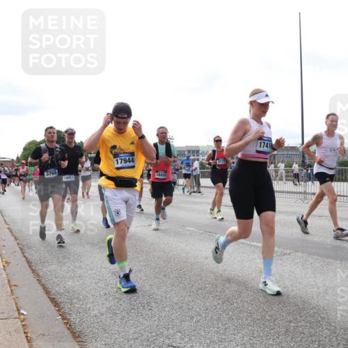 29.06.2025 - hella hamburg halbmarathon Lena Gebhardt http://msf.ph/oto/8314175 29.06.2025 10:22:13 Lombardsbrücke 3768, 18661, 17944, 16920, 3172, 17416, 1003, 1158, 1187, 1191, 1250, 1294, 1419, 1598, 1958, 1963, 2009, 2022, 2063, 2172, 2315, 2351, 2353, 2514, 2529, 2744, 3050, 3108, 3172, 3457, 3458, 3511, 3606, 3768, 3910, 3946, 3995, 4046, 4113, 4114, 4131, 4289, 4366, 4556, 4559, 4829, 4969, 4970, 5079, 5641, 5838, 6030, 6048, 6049, 6303, 6307, 6347, 6475, 6676, 6805, 6820, 6826, 6881, 6977, 7075, 7097, 7162, 7672, 7794, 8431, 8511, 8715, 8855, 8860, 8884, 8954, 8959, 9002, 9062 meine-sportfotos.de