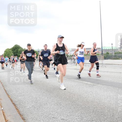 29.06.2025 - hella hamburg halbmarathon Lena Gebhardt http://msf.ph/oto/8314197 29.06.2025 10:56:42 Lombardsbrücke 4773, 10569, 7307, 2307, 1047, 1113, 1207, 2143, 2307, 2887, 2915, 2932, 2991, 3257, 3348, 3387, 3418, 3438, 3516, 3517, 3520, 3614, 3675, 3676, 3953, 3987, 4083, 4094, 4118, 4773, 5237, 5438, 5589, 5693, 5757, 5911, 5944, 6284, 6348, 6349, 6690, 7090, 7307, 7381, 7416, 7417, 7711, 8108, 8150, 8197, 8517, 8606, 8766, 8939, 8943, 9172, 9210, 9383, 9910, 9948, 9953, 10555, 10569, 10571, 10740, 10784 meine-sportfotos.de
