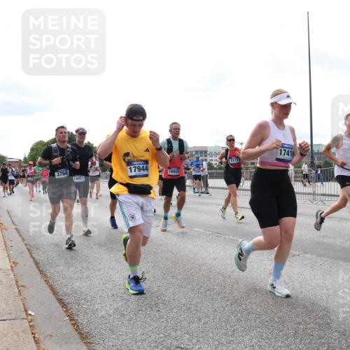 29.06.2025 - hella hamburg halbmarathon Lena Gebhardt http://msf.ph/oto/8314210 29.06.2025 10:22:13 Lombardsbrücke 3768, 18661, 17944, 16920, 3172, 17416, 1003, 1158, 1187, 1191, 1250, 1294, 1419, 1598, 1958, 1963, 2009, 2022, 2063, 2172, 2315, 2351, 2353, 2514, 2529, 2744, 3050, 3108, 3172, 3457, 3458, 3511, 3606, 3768, 3910, 3946, 3995, 4046, 4113, 4114, 4131, 4289, 4366, 4556, 4559, 4829, 4969, 4970, 5079, 5641, 5838, 6030, 6048, 6049, 6303, 6307, 6347, 6475, 6676, 6805, 6820, 6826, 6881, 6977, 7075, 7097, 7162, 7672, 7794, 8431, 8511, 8715, 8855, 8860, 8884, 8954, 8959, 9002, 9062 meine-sportfotos.de