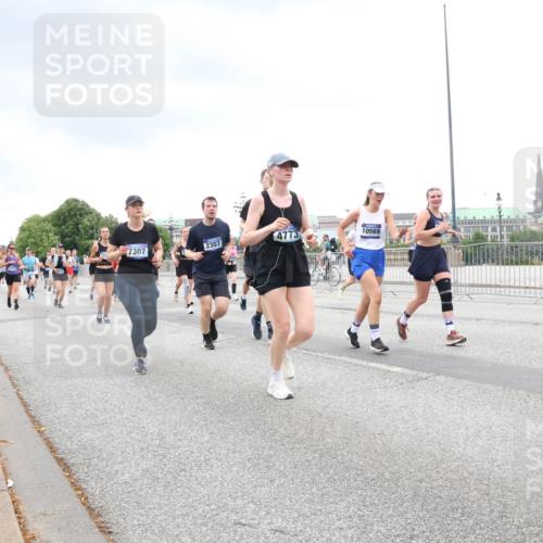 29.06.2025 - hella hamburg halbmarathon Lena Gebhardt http://msf.ph/oto/8314226 29.06.2025 10:56:42 Lombardsbrücke 7307, 2307, 4773, 10569, 1047, 1113, 1207, 2143, 2307, 2887, 2915, 2932, 2991, 3257, 3348, 3387, 3418, 3438, 3516, 3517, 3520, 3614, 3675, 3676, 3953, 3987, 4083, 4094, 4118, 4773, 5237, 5438, 5589, 5693, 5757, 5911, 5944, 6284, 6348, 6349, 6690, 7090, 7307, 7381, 7416, 7417, 7711, 8108, 8150, 8197, 8517, 8606, 8766, 8939, 8943, 9172, 9210, 9383, 9910, 9948, 9953, 10555, 10569, 10571, 10740, 10784 meine-sportfotos.de