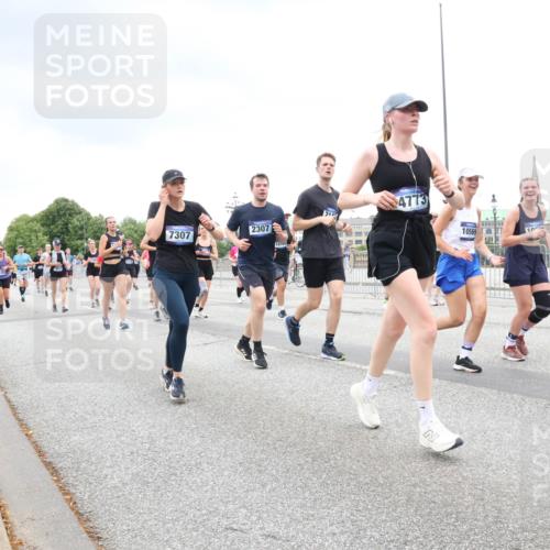 29.06.2025 - hella hamburg halbmarathon Lena Gebhardt http://msf.ph/oto/8314302 29.06.2025 10:56:43 Lombardsbrücke 2307, 7307, 4773, 10569, 1047, 1113, 1207, 2143, 2307, 2887, 2915, 2932, 2991, 3348, 3387, 3418, 3438, 3485, 3516, 3517, 3520, 3614, 3675, 3676, 3953, 3987, 4083, 4094, 4118, 4568, 4569, 4773, 5237, 5438, 5589, 5693, 5757, 5911, 5944, 6284, 6348, 6349, 6690, 7090, 7307, 7381, 7416, 7417, 7711, 8108, 8150, 8197, 8517, 8606, 8766, 8939, 8943, 9172, 9210, 9383, 9910, 9948, 9953, 10555, 10569, 10571 meine-sportfotos.de