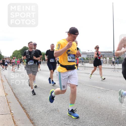 29.06.2025 - hella hamburg halbmarathon Lena Gebhardt http://msf.ph/oto/8314319 29.06.2025 10:22:13 Lombardsbrücke 3768, 18172, 17944, 17416, 1003, 1158, 1187, 1191, 1250, 1294, 1419, 1598, 1958, 1963, 2009, 2022, 2063, 2172, 2315, 2351, 2353, 2514, 2529, 2744, 3050, 3108, 3172, 3457, 3458, 3511, 3606, 3768, 3910, 3946, 3995, 4046, 4113, 4114, 4131, 4289, 4366, 4556, 4559, 4829, 4969, 4970, 5079, 5641, 5838, 6030, 6048, 6049, 6303, 6307, 6347, 6475, 6676, 6805, 6820, 6826, 6881, 6977, 7075, 7097, 7162, 7672, 7794, 8431, 8511, 8715, 8855, 8860, 8884, 8954, 8959, 9002, 9062 meine-sportfotos.de