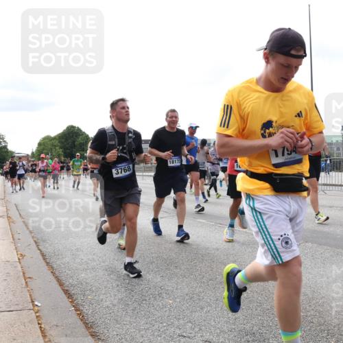 29.06.2025 - hella hamburg halbmarathon Lena Gebhardt http://msf.ph/oto/8314366 29.06.2025 10:22:14 Lombardsbrücke 3768, 18172, 1, 1794, 1003, 1158, 1187, 1191, 1250, 1294, 1419, 1598, 1958, 1963, 2009, 2022, 2063, 2172, 2315, 2351, 2353, 2514, 2529, 2744, 3050, 3108, 3172, 3457, 3458, 3511, 3606, 3768, 3910, 3946, 3995, 4046, 4113, 4114, 4131, 4289, 4366, 4556, 4559, 4829, 4969, 4970, 5079, 5641, 5838, 6030, 6048, 6049, 6303, 6307, 6347, 6676, 6805, 6820, 6826, 6881, 6977, 7075, 7097, 7162, 7672, 7794, 8431, 8511, 8855, 8860, 8884, 8954, 8959, 9002, 9062 meine-sportfotos.de