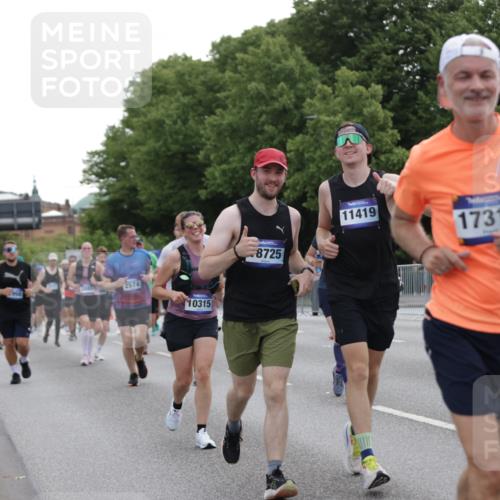 29.06.2025 - hella hamburg halbmarathon Jannik Wohlers http://msf.ph/oto/8314379 29.06.2025 10:38:45 Lombardsbrücke 1760, 2092, 2524, 2534, 2571, 2574, 2843, 2893, 2998, 3727, 3745, 4410, 4523, 4659, 4882, 6062, 6112, 6611, 7341, 7506, 7589, 7815, 8243, 8457, 8783, 9420, 9446, 9974, 9977, 10001, 10072, 10315, 10516, 10696, 11201, 11313, 11533, 12090, 12092, 12391, 12410, 12745, 13060, 13922, 14856, 14871, 14956, 15112, 15262, 15765, 16335, 16382, 16388, 16841, 16869, 16883, 16884, 17313, 17368, 17536 meine-sportfotos.de