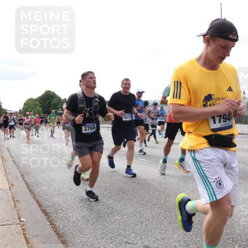 29.06.2025 - hella hamburg halbmarathon Lena Gebhardt http://msf.ph/oto/8314394 29.06.2025 10:22:14 Lombardsbrücke 3768, 18172, 1794, 1003, 1158, 1187, 1191, 1250, 1294, 1419, 1598, 1958, 1963, 2009, 2022, 2063, 2172, 2315, 2351, 2353, 2514, 2529, 2744, 3050, 3108, 3172, 3457, 3458, 3511, 3606, 3768, 3910, 3946, 3995, 4046, 4113, 4114, 4131, 4289, 4366, 4556, 4559, 4829, 4969, 4970, 5079, 5641, 5838, 6030, 6048, 6049, 6303, 6307, 6347, 6676, 6805, 6820, 6826, 6881, 6977, 7075, 7097, 7162, 7672, 7794, 8431, 8511, 8855, 8860, 8884, 8954, 8959, 9002, 9062 meine-sportfotos.de