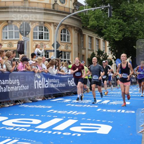 29.06.2025 - hella hamburg halbmarathon Strokosch-Dieckow http://msf.ph/oto/8314415 29.06.2025 10:57:36 Ziel 1239, 1715, 1719, 2236, 2606, 2652, 4502, 5015, 5134, 5457, 5458, 5728, 10133, 12774, 13245, 13523, 14571, 14951, 15217, 15220, 16418, 17455, 17769, 17814, 18388, 18508, 18985 meine-sportfotos.de