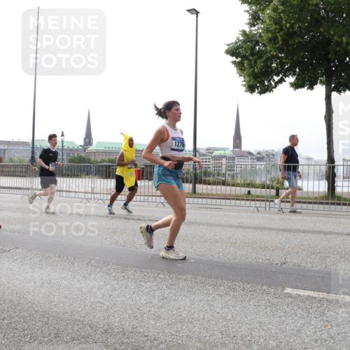 29.06.2025 - hella hamburg halbmarathon Lena Gebhardt http://msf.ph/oto/8314435 29.06.2025 10:37:24 Lombardsbrücke 13582, 5940, 5146, 1276, 1022, 1276, 1337, 1339, 1488, 1490, 1597, 1819, 2016, 2031, 2072, 2104, 2199, 2272, 2480, 2486, 2640, 3127, 3165, 3633, 3714, 4097, 4347, 4733, 5146, 5171, 5186, 5224, 5538, 5560, 5640, 5786, 5790, 5875, 5940, 6172, 6243, 6584, 6804, 6821, 6955, 7085, 7124, 7202, 7235, 7544, 7707, 7777, 7823, 8007, 8257, 8258, 8315, 8758, 8811, 8843, 9054, 9055, 9524, 10506, 12123, 12254, 12472, 12824, 16680, 17798 meine-sportfotos.de
