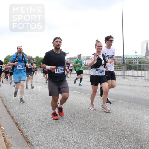 29.06.2025 - hella hamburg halbmarathon Lena Gebhardt http://msf.ph/oto/8314439 29.06.2025 10:47:06 Lombardsbrücke 7412, 2556, 1720, 9691, 13756, 13757, 5953, 1073, 1185, 1286, 1363, 1371, 1375, 1463, 1523, 1593, 1607, 1704, 1720, 1961, 1999, 2162, 2211, 2320, 2327, 2537, 2555, 2556, 2665, 2981, 3277, 3406, 3407, 3734, 3823, 4184, 4202, 4239, 4296, 4325, 4342, 4483, 4806, 4895, 5111, 5114, 5700, 5796, 5953, 6485, 6496, 6740, 6879, 6995, 7073, 7412, 7430, 7431, 7630, 7631, 7827, 8105, 8131, 8477, 8486, 8553, 8684, 8706, 8915, 8953, 8967, 9018, 16987 meine-sportfotos.de