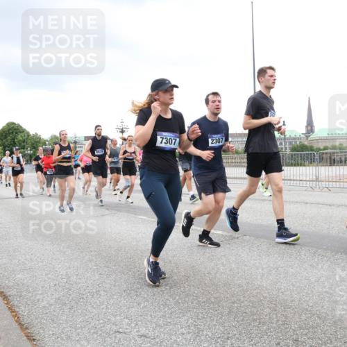 29.06.2025 - hella hamburg halbmarathon Lena Gebhardt http://msf.ph/oto/8314471 29.06.2025 10:56:43 Lombardsbrücke 8939, 7307, 2307, 1047, 1113, 1207, 2143, 2307, 2887, 2915, 2932, 2991, 3348, 3387, 3418, 3438, 3485, 3516, 3517, 3520, 3614, 3675, 3676, 3953, 3987, 4083, 4094, 4118, 4568, 4569, 4773, 5237, 5438, 5589, 5693, 5757, 5911, 5944, 6284, 6348, 6349, 6690, 7090, 7307, 7381, 7416, 7417, 7711, 8108, 8150, 8197, 8517, 8606, 8766, 8939, 8943, 9172, 9210, 9383, 9910, 9948, 9953, 10555, 10569, 10571 meine-sportfotos.de