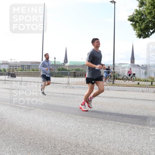 29.06.2025 - hella hamburg halbmarathon Lena Gebhardt http://msf.ph/oto/8314478 29.06.2025 10:12:29 Lombardsbrücke 3262, 1062, 1249, 1610, 1785, 1790, 1850, 1851, 1939, 2531, 2661, 2891, 2963, 2964, 3182, 3248, 3262, 3746, 4453, 4499, 4554, 5150, 5166, 5176, 5597, 5598, 6822, 6871, 6966, 7014, 7474, 7907, 8917, 8971, 9253, 9254, 9405, 9705, 10581, 10685, 11509, 11525, 11581, 12456, 13171, 13566, 13816, 14060, 14196, 14313, 14540, 14863, 14868, 14869, 15012, 15137, 15369, 16379, 16473, 16826, 16911, 16976, 17994, 18178, 18429, 18493, 18655 meine-sportfotos.de