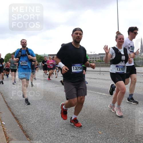 29.06.2025 - hella hamburg halbmarathon Lena Gebhardt http://msf.ph/oto/8314487 29.06.2025 10:47:06 Lombardsbrücke 7412, 11618, 2556, 13756, 13757, 5953, 1073, 1185, 1286, 1363, 1371, 1375, 1463, 1523, 1593, 1607, 1704, 1720, 1961, 1999, 2162, 2211, 2320, 2327, 2537, 2555, 2556, 2665, 2981, 3277, 3406, 3407, 3734, 3823, 4184, 4202, 4239, 4296, 4325, 4342, 4483, 4806, 4895, 5111, 5114, 5700, 5796, 5953, 6485, 6496, 6740, 6879, 6995, 7073, 7412, 7430, 7431, 7630, 7631, 7827, 8105, 8131, 8477, 8486, 8553, 8684, 8706, 8915, 8953, 8967, 9018, 16987 meine-sportfotos.de