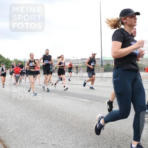 29.06.2025 - hella hamburg halbmarathon Lena Gebhardt http://msf.ph/oto/8314582 29.06.2025 10:56:44 Lombardsbrücke 5438, 158, 8939, 18197, 1047, 1113, 1207, 2143, 2307, 2887, 2915, 2932, 2991, 3348, 3387, 3418, 3438, 3485, 3516, 3517, 3520, 3614, 3675, 3676, 3953, 3987, 4083, 4094, 4118, 4568, 4569, 4773, 5237, 5438, 5589, 5693, 5757, 5911, 5944, 6284, 6348, 6349, 6690, 7090, 7307, 7381, 7416, 7417, 7711, 7964, 8108, 8150, 8197, 8517, 8606, 8766, 8939, 8943, 9172, 9210, 9383, 9910, 9948, 9953, 10555, 10569, 10571 meine-sportfotos.de