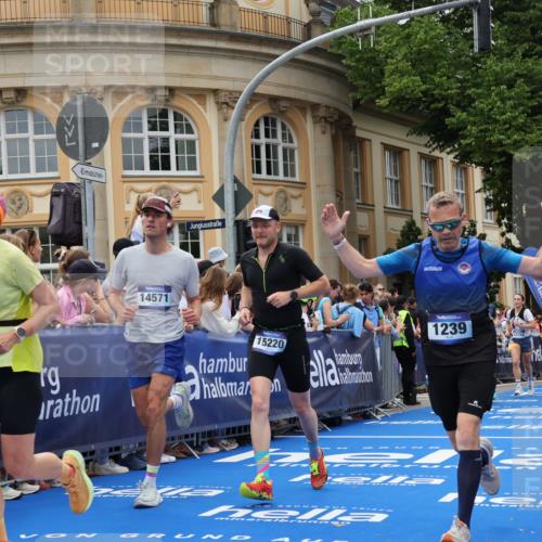29.06.2025 - hella hamburg halbmarathon Strokosch-Dieckow http://msf.ph/oto/8314598 29.06.2025 10:57:38 Ziel 1239, 1715, 1719, 1972, 2236, 2606, 2652, 4502, 5015, 5134, 5457, 5458, 5728, 7833, 10133, 12440, 12774, 13523, 14571, 14951, 15217, 15220, 16418, 17201, 17455, 17769, 17814, 18388, 18508, 18727, 18985 meine-sportfotos.de
