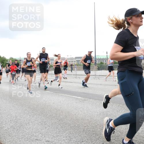 29.06.2025 - hella hamburg halbmarathon Lena Gebhardt http://msf.ph/oto/8314613 29.06.2025 10:56:44 Lombardsbrücke 1047, 1113, 1207, 2143, 2307, 2887, 2915, 2932, 2991, 3348, 3387, 3418, 3438, 3485, 3516, 3517, 3520, 3614, 3675, 3676, 3953, 3987, 4083, 4094, 4118, 4568, 4569, 4773, 5237, 5438, 5589, 5693, 5757, 5911, 5944, 6284, 6348, 6349, 6690, 7090, 7307, 7381, 7416, 7417, 7711, 7964, 8108, 8150, 8197, 8517, 8606, 8766, 8939, 8943, 9172, 9210, 9383, 9910, 9948, 9953, 10555, 10569, 10571 meine-sportfotos.de