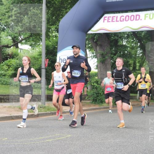 29.06.2025 - hella hamburg halbmarathon KatJ http://msf.ph/oto/8314684 29.06.2025 10:45:13 Zwischen KM18-KM19 4319, 4379, 6531 meine-sportfotos.de