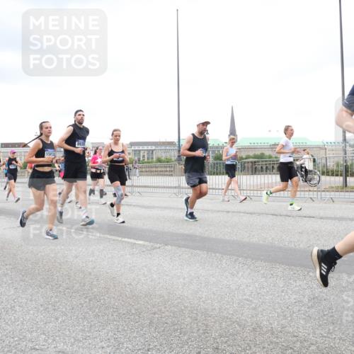 29.06.2025 - hella hamburg halbmarathon Lena Gebhardt http://msf.ph/oto/8314700 29.06.2025 10:56:44 Lombardsbrücke 571, 15832, 8939, 2307, 1047, 1113, 1207, 2143, 2307, 2887, 2915, 2932, 2991, 3348, 3387, 3418, 3438, 3485, 3516, 3517, 3520, 3614, 3675, 3676, 3953, 3987, 4083, 4094, 4118, 4568, 4569, 4773, 5237, 5438, 5589, 5693, 5757, 5911, 5944, 6284, 6348, 6349, 6690, 7090, 7307, 7381, 7416, 7417, 7711, 7964, 8108, 8150, 8197, 8517, 8606, 8766, 8939, 8943, 9172, 9210, 9383, 9910, 9948, 9953, 10555, 10569, 10571 meine-sportfotos.de