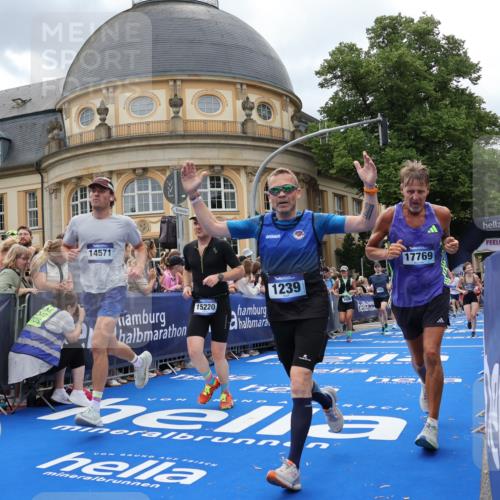 29.06.2025 - hella hamburg halbmarathon Strokosch-Dieckow http://msf.ph/oto/8314718 29.06.2025 10:57:38 Ziel 1239, 1715, 1719, 1972, 2236, 2606, 2652, 4502, 5015, 5134, 5457, 5458, 5728, 7833, 10133, 12440, 12774, 13523, 14571, 14951, 15217, 15220, 16418, 17201, 17455, 17769, 17814, 18388, 18508, 18727, 18985 meine-sportfotos.de