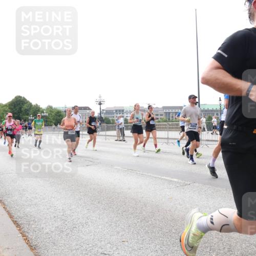 29.06.2025 - hella hamburg halbmarathon Lena Gebhardt http://msf.ph/oto/8314749 29.06.2025 10:22:15 Lombardsbrücke 13255, 8954, 1861, 1003, 1158, 1187, 1191, 1250, 1294, 1419, 1598, 1958, 1963, 2009, 2022, 2063, 2172, 2315, 2351, 2353, 2514, 2529, 2744, 3050, 3108, 3172, 3430, 3457, 3458, 3511, 3606, 3768, 3910, 3946, 3995, 4046, 4113, 4114, 4131, 4289, 4366, 4556, 4559, 4829, 4969, 4970, 5079, 5641, 5838, 6030, 6048, 6049, 6303, 6307, 6347, 6676, 6805, 6820, 6826, 6881, 6977, 7075, 7097, 7162, 7672, 7794, 8431, 8511, 8855, 8860, 8884, 8954, 8959, 9002, 9062 meine-sportfotos.de