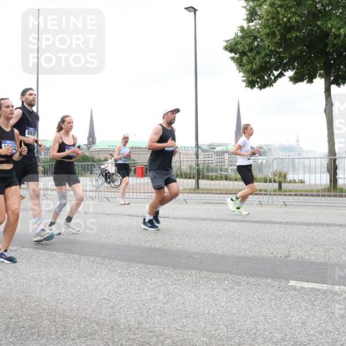 29.06.2025 - hella hamburg halbmarathon Lena Gebhardt http://msf.ph/oto/8314881 29.06.2025 10:56:45 Lombardsbrücke 76, 8939, 1047, 1113, 1207, 2143, 2307, 2887, 2915, 2932, 2991, 3348, 3387, 3418, 3438, 3485, 3516, 3517, 3520, 3614, 3675, 3676, 3953, 3987, 4094, 4118, 4568, 4569, 4773, 5237, 5438, 5589, 5693, 5757, 5911, 5944, 6284, 6348, 6349, 6690, 7090, 7307, 7381, 7416, 7417, 7711, 7964, 8108, 8150, 8197, 8517, 8606, 8766, 8939, 8943, 9172, 9210, 9383, 9910, 9948, 9953, 10555, 10569, 10571 meine-sportfotos.de