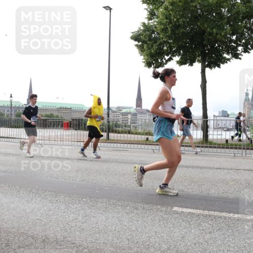 29.06.2025 - hella hamburg halbmarathon Lena Gebhardt http://msf.ph/oto/8314890 29.06.2025 10:37:24 Lombardsbrücke 15084, 594, 5146, 782, 1022, 1276, 1337, 1339, 1488, 1490, 1597, 1819, 2016, 2031, 2072, 2104, 2199, 2272, 2480, 2486, 2640, 3127, 3165, 3633, 3714, 4097, 4347, 4733, 5146, 5171, 5186, 5224, 5538, 5560, 5640, 5786, 5790, 5875, 5940, 6172, 6243, 6584, 6804, 6821, 6955, 7085, 7124, 7202, 7235, 7544, 7707, 7777, 7823, 8007, 8257, 8258, 8315, 8758, 8811, 8843, 9054, 9055, 9524, 10506, 12123, 12254, 12472, 12824, 16680, 17798 meine-sportfotos.de