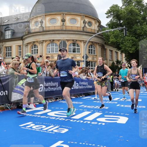 29.06.2025 - hella hamburg halbmarathon Strokosch-Dieckow http://msf.ph/oto/8314982 29.06.2025 10:57:41 Ziel 1239, 1715, 1719, 1972, 2034, 2606, 2652, 5391, 5457, 5458, 7269, 7833, 10133, 10599, 10703, 12440, 12523, 12774, 13523, 14571, 14737, 14951, 15217, 15220, 16418, 17201, 17455, 17769, 17814, 18388, 18508, 18727, 18985 meine-sportfotos.de