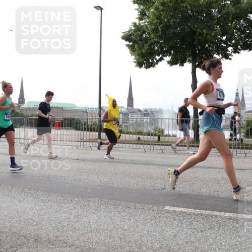 29.06.2025 - hella hamburg halbmarathon Lena Gebhardt http://msf.ph/oto/8315036 29.06.2025 10:37:24 Lombardsbrücke 514, 5940, 1276, 1022, 1276, 1337, 1339, 1488, 1490, 1597, 1819, 2016, 2031, 2072, 2104, 2199, 2272, 2480, 2486, 2640, 3127, 3165, 3633, 3714, 4097, 4347, 4733, 5146, 5171, 5186, 5224, 5538, 5560, 5640, 5786, 5790, 5875, 5940, 6172, 6243, 6584, 6804, 6821, 6955, 7085, 7124, 7202, 7235, 7544, 7707, 7777, 7823, 8007, 8257, 8258, 8315, 8758, 8811, 8843, 9054, 9055, 9524, 10506, 12123, 12254, 12472, 12824, 16680, 17798 meine-sportfotos.de