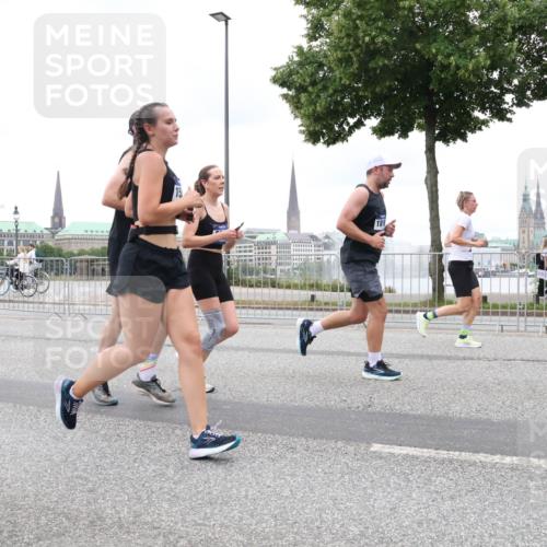 29.06.2025 - hella hamburg halbmarathon Lena Gebhardt http://msf.ph/oto/8315041 29.06.2025 10:56:46 Lombardsbrücke 2376, 1474, 18, 1047, 1113, 1207, 2143, 2307, 2887, 2915, 2932, 2991, 3348, 3387, 3418, 3438, 3485, 3516, 3517, 3520, 3614, 3675, 3676, 3953, 3987, 4094, 4118, 4568, 4569, 4773, 5237, 5438, 5589, 5693, 5757, 5911, 5944, 6284, 6348, 6349, 6690, 7090, 7307, 7381, 7416, 7417, 7711, 7964, 8108, 8150, 8197, 8606, 8766, 8939, 8943, 9172, 9210, 9298, 9299, 9383, 9910, 9948, 9953, 10555, 10569, 10571 meine-sportfotos.de