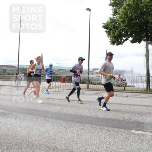 29.06.2025 - hella hamburg halbmarathon Lena Gebhardt http://msf.ph/oto/8315101 29.06.2025 10:22:16 Lombardsbrücke 13255, 17556, 1769, 95, 1003, 1158, 1187, 1191, 1250, 1294, 1419, 1598, 1958, 1963, 2009, 2022, 2063, 2172, 2315, 2351, 2353, 2514, 2744, 3050, 3108, 3172, 3430, 3457, 3458, 3511, 3606, 3768, 3910, 3946, 3995, 4046, 4113, 4114, 4131, 4289, 4366, 4556, 4559, 4829, 4969, 4970, 5079, 5641, 5838, 6030, 6048, 6049, 6303, 6307, 6347, 6676, 6820, 6826, 6881, 6977, 7075, 7097, 7162, 7672, 7794, 8431, 8511, 8855, 8860, 8884, 8954, 8959, 9002, 9062 meine-sportfotos.de