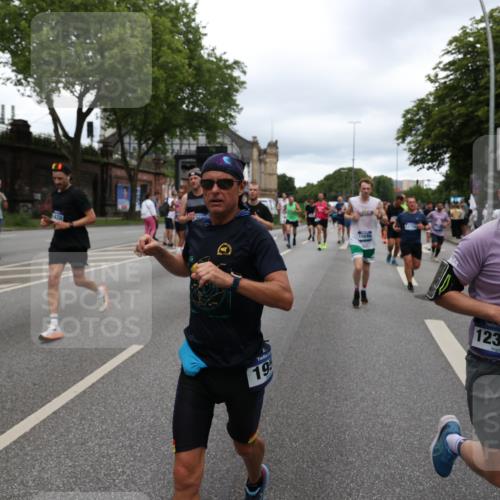 29.06.2025 - hella hamburg halbmarathon Yannick Fuchs http://msf.ph/oto/8315135 29.06.2025 10:50:44 20KM 1485, 1583, 1955, 2034, 2741, 3413, 3435, 3836, 4940, 5033, 5418, 5492, 6399, 6416, 6835, 7716, 8393, 8542, 8652, 8669, 8825, 9488, 9727, 9820, 9884, 9907, 9934, 10133, 10212, 11083, 11212, 11590, 11612, 12014, 12348, 12440, 12523, 12590, 12712, 13394, 13666, 13750, 13863, 14139, 14369, 14408, 14678, 15097, 15145, 15431, 15695, 15712, 15726, 16113, 16257, 16261, 16470, 16634, 17617, 17779, 18208, 18652, 18719, 18899, 19091, 19184 meine-sportfotos.de