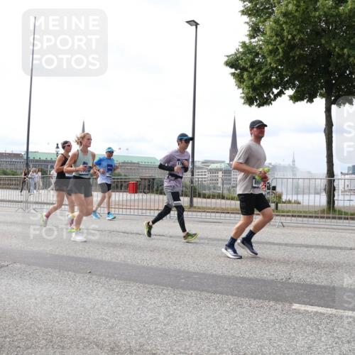 29.06.2025 - hella hamburg halbmarathon Lena Gebhardt http://msf.ph/oto/8315147 29.06.2025 10:22:17 Lombardsbrücke 88, 13255, 55, 17, 1003, 1158, 1187, 1191, 1250, 1294, 1419, 1598, 1958, 1963, 2009, 2022, 2063, 2315, 2351, 2353, 2514, 2744, 2886, 3050, 3108, 3172, 3430, 3457, 3458, 3511, 3606, 3768, 3910, 3946, 3995, 4046, 4113, 4114, 4131, 4366, 4556, 4559, 4829, 4969, 4970, 5079, 5641, 5838, 6030, 6048, 6049, 6303, 6307, 6347, 6676, 6820, 6826, 6881, 6899, 6977, 7075, 7097, 7162, 7794, 8431, 8511, 8855, 8860, 8884, 8931, 8954, 8959, 9002, 9062 meine-sportfotos.de