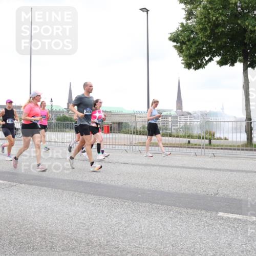 29.06.2025 - hella hamburg halbmarathon Lena Gebhardt http://msf.ph/oto/8315241 29.06.2025 10:56:47 Lombardsbrücke 0571, 18047, 9172, 3676, 1047, 1113, 1207, 2143, 2307, 2871, 2887, 2915, 2932, 2991, 3348, 3387, 3418, 3438, 3470, 3485, 3516, 3517, 3520, 3614, 3675, 3676, 3953, 3987, 4094, 4118, 4568, 4569, 4773, 5237, 5438, 5589, 5693, 5757, 5911, 5944, 6284, 6348, 6349, 6690, 6981, 7090, 7307, 7381, 7416, 7417, 7711, 7964, 8108, 8150, 8197, 8546, 8606, 8766, 8939, 8943, 9172, 9210, 9298, 9299, 9383, 9910, 9948, 9953, 10555, 10569, 10571 meine-sportfotos.de