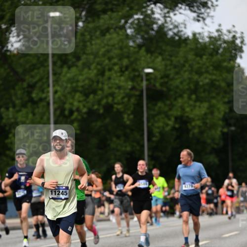 29.06.2025 - hella hamburg halbmarathon Dr. Thomas Lammeyer http://msf.ph/oto/8315264 29.06.2025 10:38:44 Kennedybrücke 1025, 1705, 2355, 2376, 2510, 2511, 2751, 2801, 3145, 3420, 3829, 4479, 4540, 4942, 5453, 5609, 6034, 6105, 6171, 6310, 6329, 6718, 6727, 6843, 7299, 7644, 8021, 8589, 8965, 9379, 9448, 9514, 10674, 11122, 11245 meine-sportfotos.de