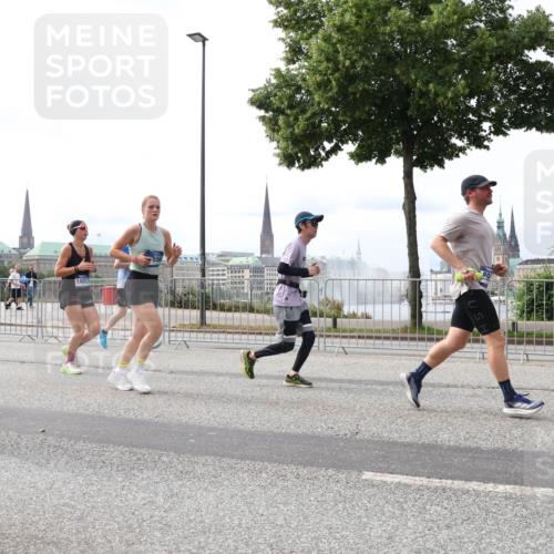 29.06.2025 - hella hamburg halbmarathon Lena Gebhardt http://msf.ph/oto/8315267 29.06.2025 10:22:17 Lombardsbrücke 14053, 13255, 1003, 1158, 1187, 1191, 1250, 1294, 1419, 1598, 1958, 1963, 2009, 2022, 2063, 2315, 2351, 2353, 2514, 2744, 2886, 3050, 3108, 3172, 3430, 3457, 3458, 3511, 3606, 3768, 3910, 3946, 3995, 4046, 4113, 4114, 4131, 4366, 4556, 4559, 4829, 4969, 4970, 5079, 5641, 5838, 6030, 6048, 6049, 6303, 6307, 6347, 6676, 6820, 6826, 6881, 6899, 6977, 7075, 7097, 7162, 7794, 8431, 8511, 8855, 8860, 8884, 8931, 8954, 8959, 9002, 9062 meine-sportfotos.de