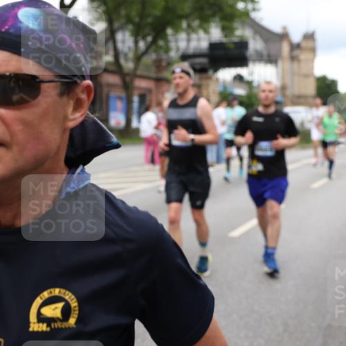 29.06.2025 - hella hamburg halbmarathon Yannick Fuchs http://msf.ph/oto/8315307 29.06.2025 10:50:45 20KM 1485, 1583, 1955, 2034, 2676, 2741, 3413, 3435, 3836, 4167, 4940, 5033, 5418, 5492, 6399, 6416, 6835, 7716, 8393, 8542, 8652, 8669, 8825, 9488, 9727, 9820, 9907, 9934, 10133, 10212, 11083, 11212, 11590, 11612, 12014, 12348, 12440, 12523, 12590, 12712, 13394, 13666, 13750, 13863, 14139, 14369, 14408, 14678, 15097, 15145, 15431, 15695, 15712, 15726, 16113, 16257, 16261, 16470, 16634, 17160, 17617, 17779, 18208, 18652, 18719, 18899, 19091, 19184 meine-sportfotos.de