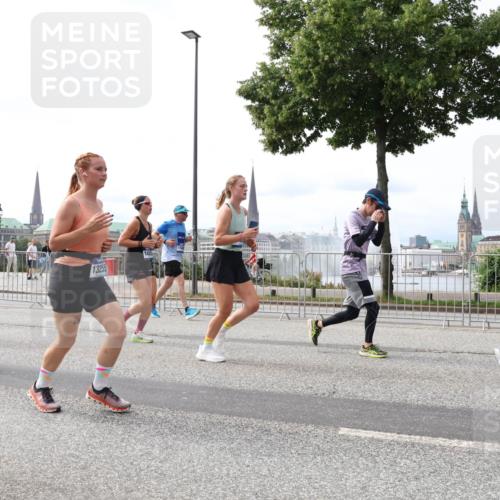 29.06.2025 - hella hamburg halbmarathon Lena Gebhardt http://msf.ph/oto/8315341 29.06.2025 10:22:17 Lombardsbrücke 8884, 13255, 1003, 1158, 1187, 1191, 1250, 1294, 1419, 1598, 1958, 1963, 2009, 2022, 2063, 2315, 2351, 2353, 2514, 2744, 2886, 3050, 3108, 3172, 3430, 3457, 3458, 3511, 3606, 3768, 3910, 3946, 3995, 4046, 4113, 4114, 4131, 4366, 4556, 4559, 4829, 4969, 4970, 5079, 5641, 5838, 6030, 6048, 6049, 6303, 6307, 6347, 6676, 6820, 6826, 6881, 6899, 6977, 7075, 7097, 7162, 7794, 8431, 8511, 8855, 8860, 8884, 8931, 8954, 8959, 9002, 9062 meine-sportfotos.de